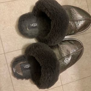 Ugg slippers in USED condition size 9